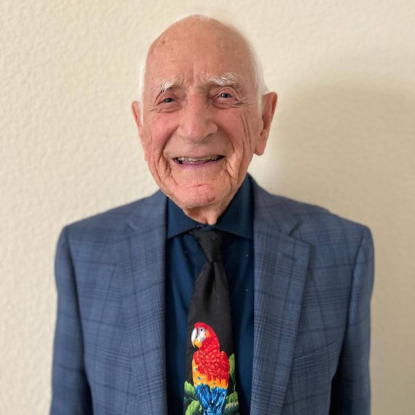 Still driving by myself and traveling around the world. The 102-year-old nutrition professor shared the secrets of 7 long-term poverty